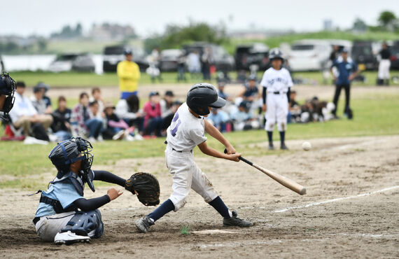 始めたばかりの小学生でも使いやすいバットを提案 | 野球技術が向上する炭化竹バット・WINDOM